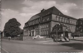 Hier geht es zur Karte mit dem Motiv 'VW Käfer am Gymnasium' Hier geht es zur Karte mit dem Motiv 'VW Käfer am Gymnasium'