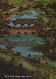 Hier geht es zur Karte mit dem Motiv 'Überdachte Brücke über dem Teich' Hier geht es zur Karte mit dem Motiv 'Überdachte Brücke über dem Teich'