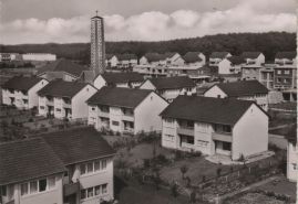 Hier geht es zur Karte mit dem Motiv 'Eine Kirche im Neubaugebiet' Hier geht es zur Karte mit dem Motiv 'Eine Kirche im Neubaugebiet'