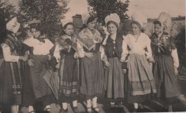 Hier geht es zur Karte mit dem Motiv 'Sieben Simmerner Frauen in Tracht' Hier geht es zur Karte mit dem Motiv 'Sieben Simmerner Frauen in Tracht'