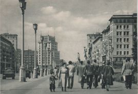 Hier geht es zur Karte mit dem Motiv 'Breiter Bürgersteig in der Stalinallee' Hier geht es zur Karte mit dem Motiv 'Breiter Bürgersteig in der Stalinallee'