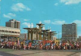 Hier geht es zur Karte mit dem Motiv 'Viele Menschen am Brunnen der Völkerfreundschaft' Hier geht es zur Karte mit dem Motiv 'Viele Menschen am Brunnen der Völkerfreundschaft'