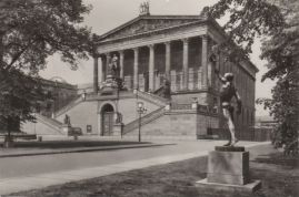 Hier geht es zur Karte mit dem Motiv 'Skulpturen an und auf der Nationalgalerie' Hier geht es zur Karte mit dem Motiv 'Skulpturen an und auf der Nationalgalerie'