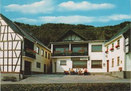 Hier geht es zur Karte mit dem Motiv 'Menschen vor dem Gasthaus' Hier geht es zur Karte mit dem Motiv 'Menschen vor dem Gasthaus'