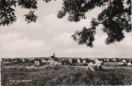 Hier geht es zur Karte mit dem Motiv 'Abgeerntetes Feld vor dem Dorf'