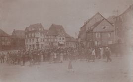 Hier geht es zur Karte mit dem Motiv 'Viele Menschen auf dem Marktplatz'