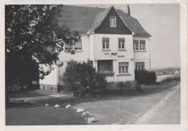 Hier geht es zur Karte mit dem Motiv 'Die Pension von Marga Tillmanns' Hier geht es zur Karte mit dem Motiv 'Die Pension von Marga Tillmanns'
