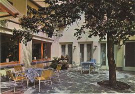 Hier geht es zur Karte mit dem Motiv 'Im Innenhof der Pension Röhrig' Hier geht es zur Karte mit dem Motiv 'Im Innenhof der Pension Röhrig'