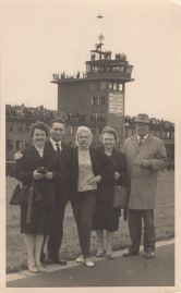 Hier geht es zur Karte mit dem Motiv 'Sehr viele Menschen auf dem Fliegerhorst' Hier geht es zur Karte mit dem Motiv 'Sehr viele Menschen auf dem Fliegerhorst'