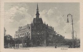 Hier geht es zur Karte mit dem Motiv 'Rathaus an der Straßenecke' Hier geht es zur Karte mit dem Motiv 'Rathaus an der Straßenecke'