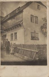 Hier geht es zur Karte mit dem Motiv 'Mann mit Mädchen und Katze' Hier geht es zur Karte mit dem Motiv 'Mann mit Mädchen und Katze'
