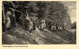 Hier geht es zur Karte mit dem Motiv 'Schwerarbeit mit freiem Oberkörper' Hier geht es zur Karte mit dem Motiv 'Schwerarbeit mit freiem Oberkörper'
