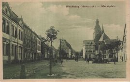 Hier geht es zur Karte mit dem Motiv 'Einige Menschen auf dem Marktplatz' Hier geht es zur Karte mit dem Motiv 'Einige Menschen auf dem Marktplatz'