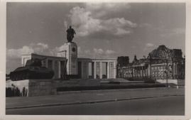 Hier geht es zur Karte mit dem Motiv 'Ehrenmal mit Panzer und Statue' Hier geht es zur Karte mit dem Motiv 'Ehrenmal mit Panzer und Statue'