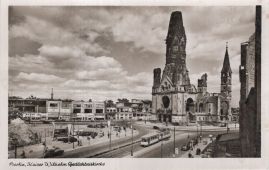 Hier geht es zur Karte mit dem Motiv 'Tram neben Kriegsbrache und Ruine' Hier geht es zur Karte mit dem Motiv 'Tram neben Kriegsbrache und Ruine'