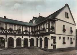 Hier geht es zur Karte mit dem Motiv 'Großer Balkon am Hotel' Hier geht es zur Karte mit dem Motiv 'Großer Balkon am Hotel'