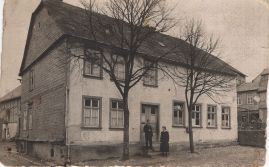 Hier geht es zur Karte mit dem Motiv 'Emil Willms und Frau vor ihrem Haus' Hier geht es zur Karte mit dem Motiv 'Emil Willms und Frau vor ihrem Haus'