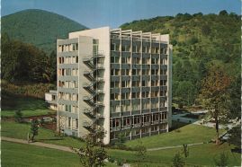 Hier geht es zur Karte mit dem Motiv 'Ein fast würfelförmiges Krankenhaus' Hier geht es zur Karte mit dem Motiv 'Ein fast würfelförmiges Krankenhaus'