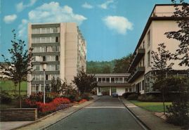 Hier geht es zur Karte mit dem Motiv 'Blühende Pflanzen am Sanatorium' Hier geht es zur Karte mit dem Motiv 'Blühende Pflanzen am Sanatorium'