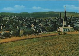Hier geht es zur Karte mit dem Motiv 'Blick von einer Wiese beim Ort' Hier geht es zur Karte mit dem Motiv 'Blick von einer Wiese beim Ort'
