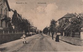 Hier geht es zur Karte mit dem Motiv 'Mann mit Schürze und Frau mit Sonnenschirm' Hier geht es zur Karte mit dem Motiv 'Mann mit Schürze und Frau mit Sonnenschirm'