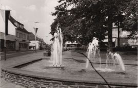 Hier geht es zur Karte mit dem Motiv 'Blick vom Springbrunnen zur Tankstelle' Hier geht es zur Karte mit dem Motiv 'Blick vom Springbrunnen zur Tankstelle'